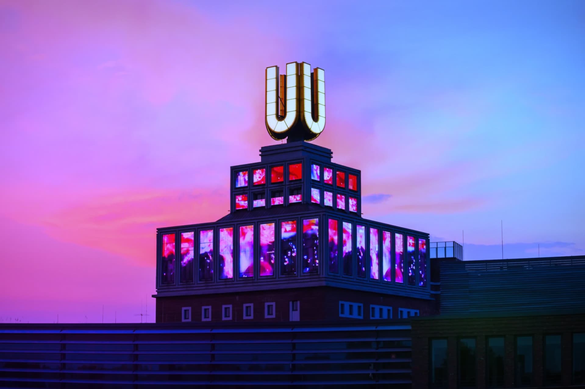 Blick auf das Dortmunder U, symbolisiert lokale Präsenz und digitale Lösungen in Dortmund